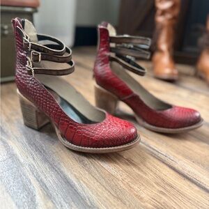 Freebird Randi Red Croco, size 9.